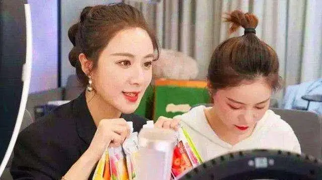 行业培训大会与直播带货的财富神话：薇娅、李佳琦、散打哥和辛巴的成功之道